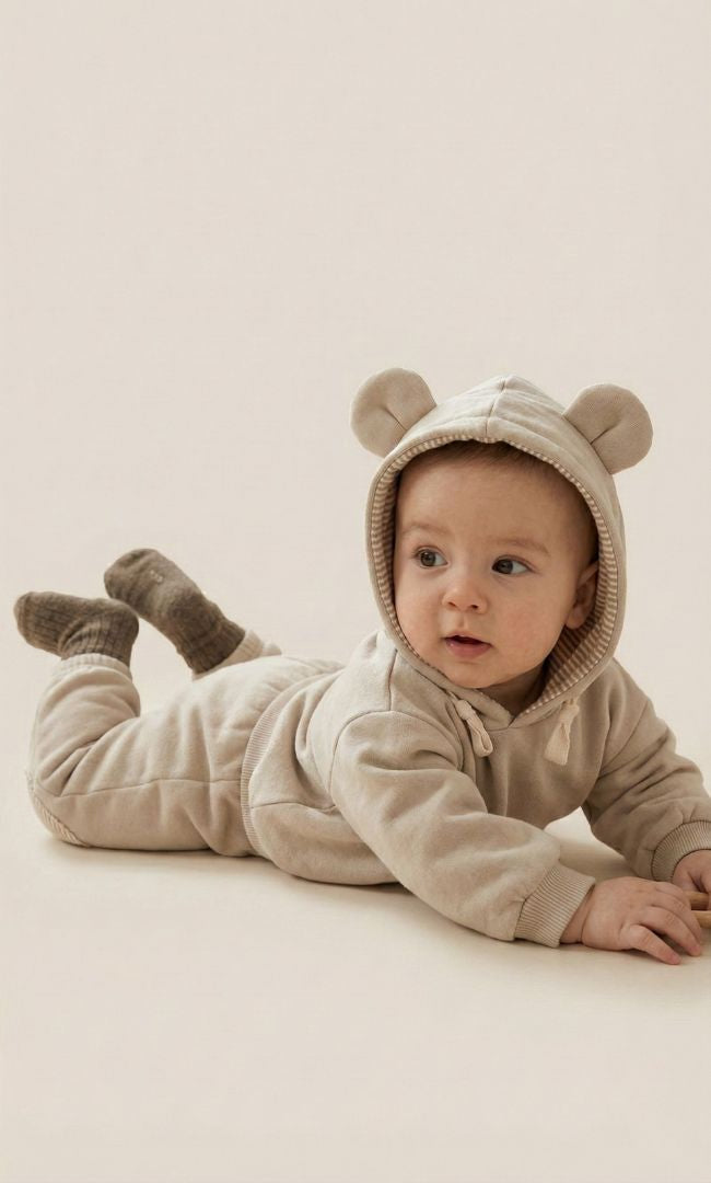 LittleBear – Bawełniany Dresik z Kapturem i Ozdobnymi Łatami