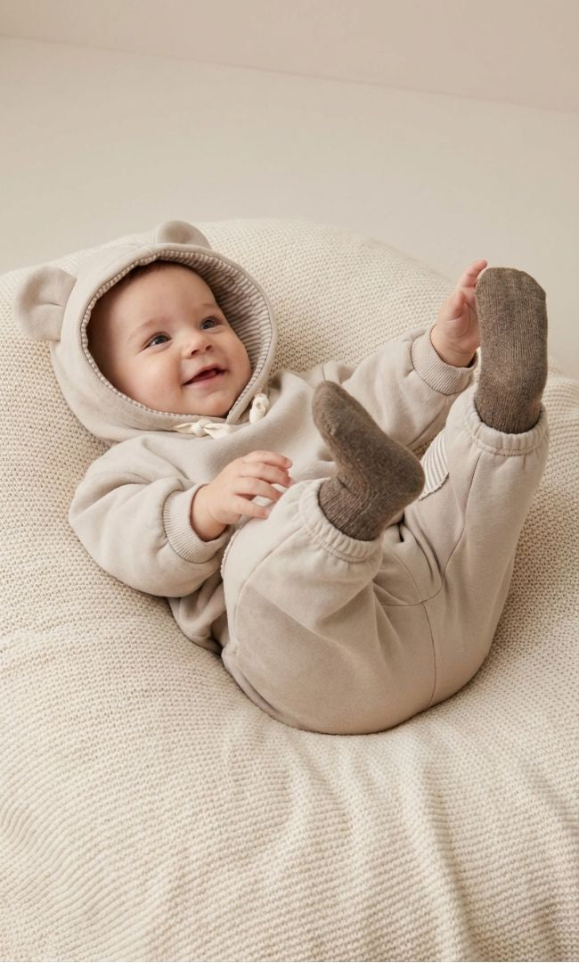 LittleBear – Bawełniany Dresik z Kapturem i Ozdobnymi Łatami