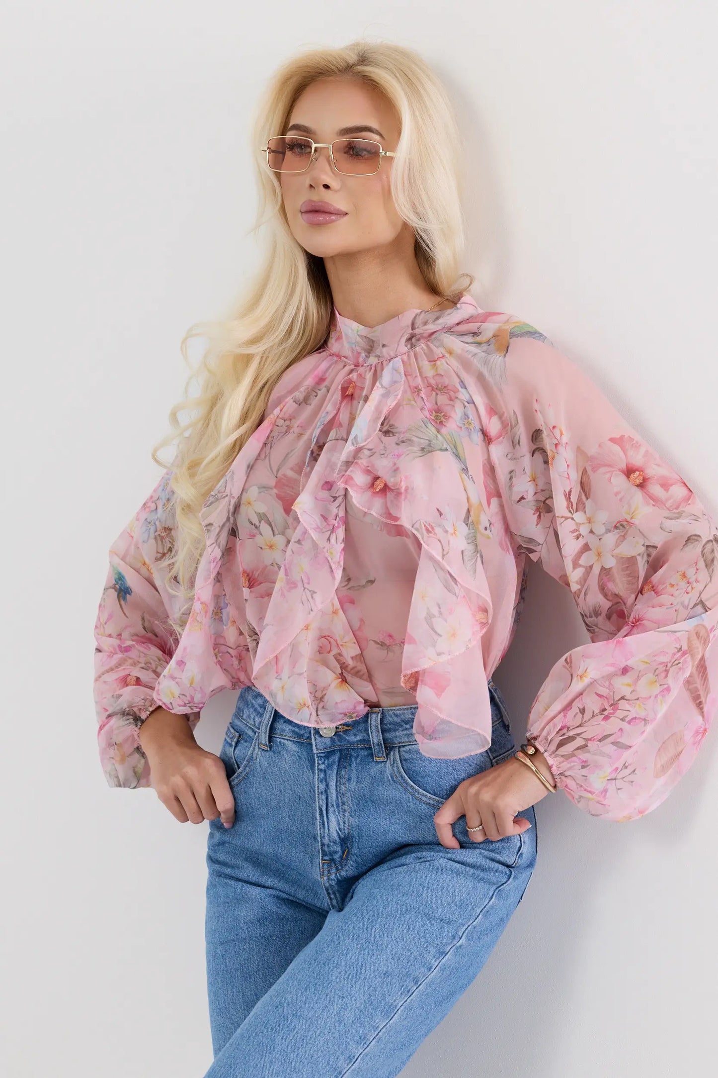 Magnolia – Elegancka bluzka z motywem kwiatowym i bufiastymi rękawami