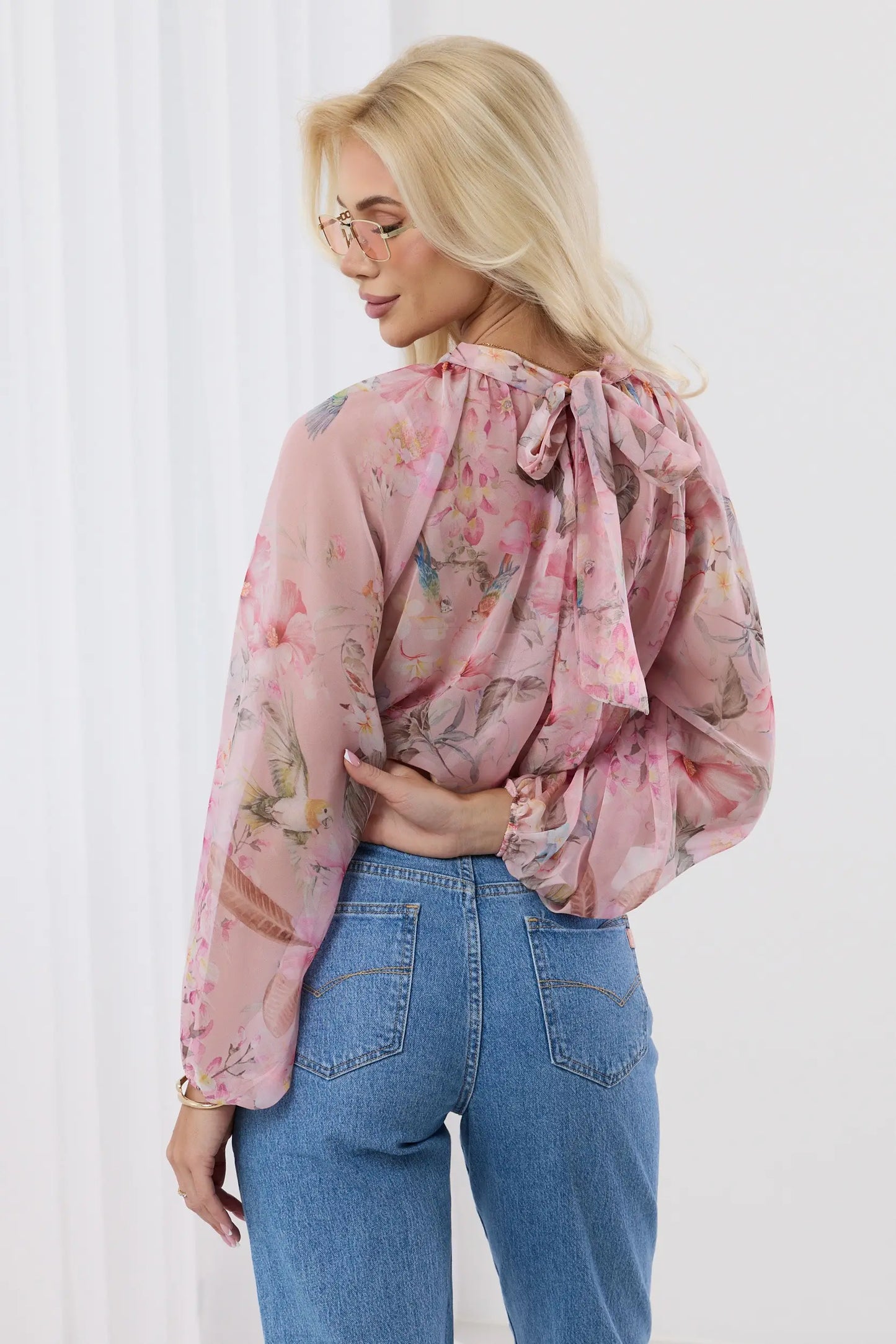 Magnolia – Elegancka bluzka z motywem kwiatowym i bufiastymi rękawami