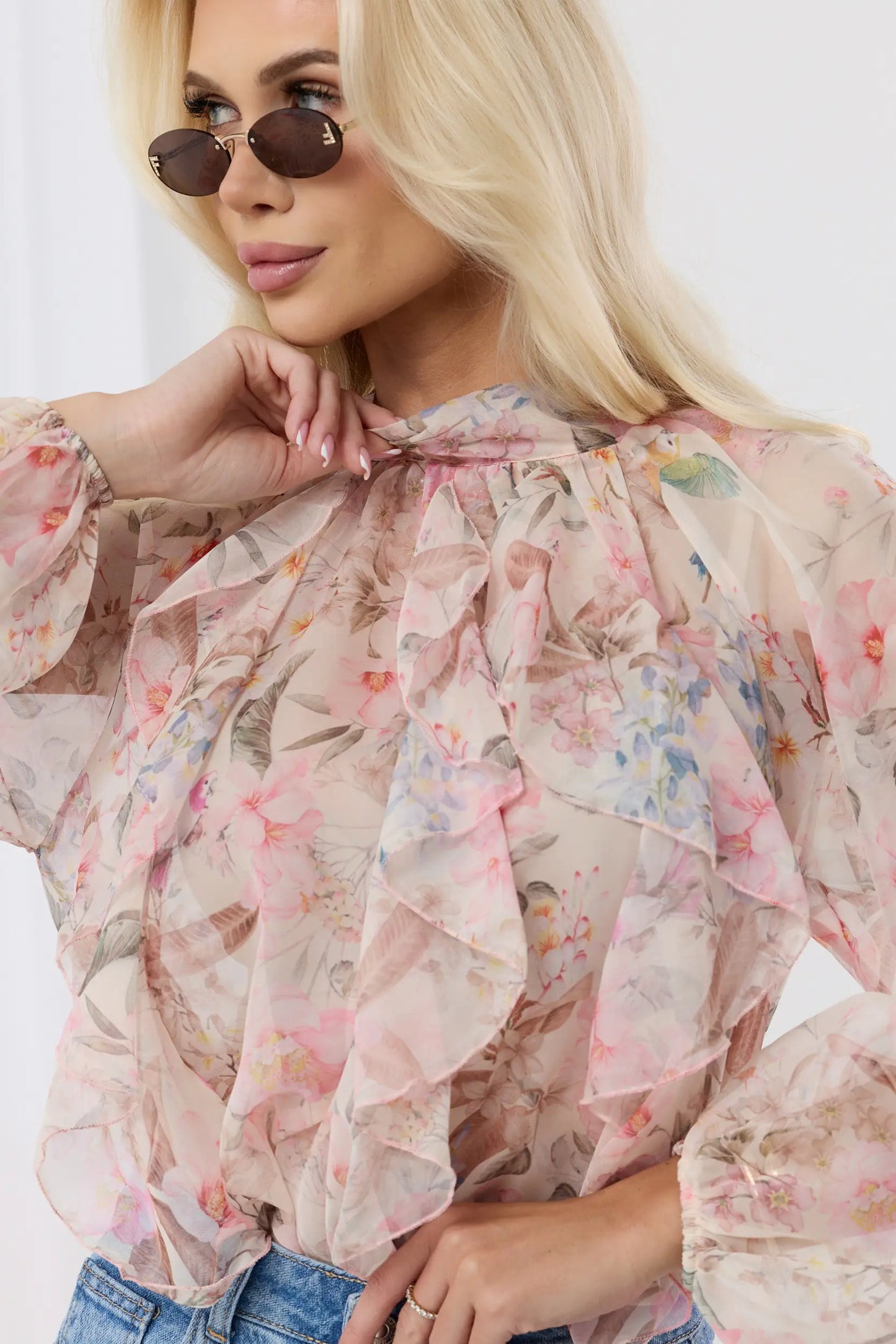 Magnolia – Elegancka bluzka z motywem kwiatowym i bufiastymi rękawami