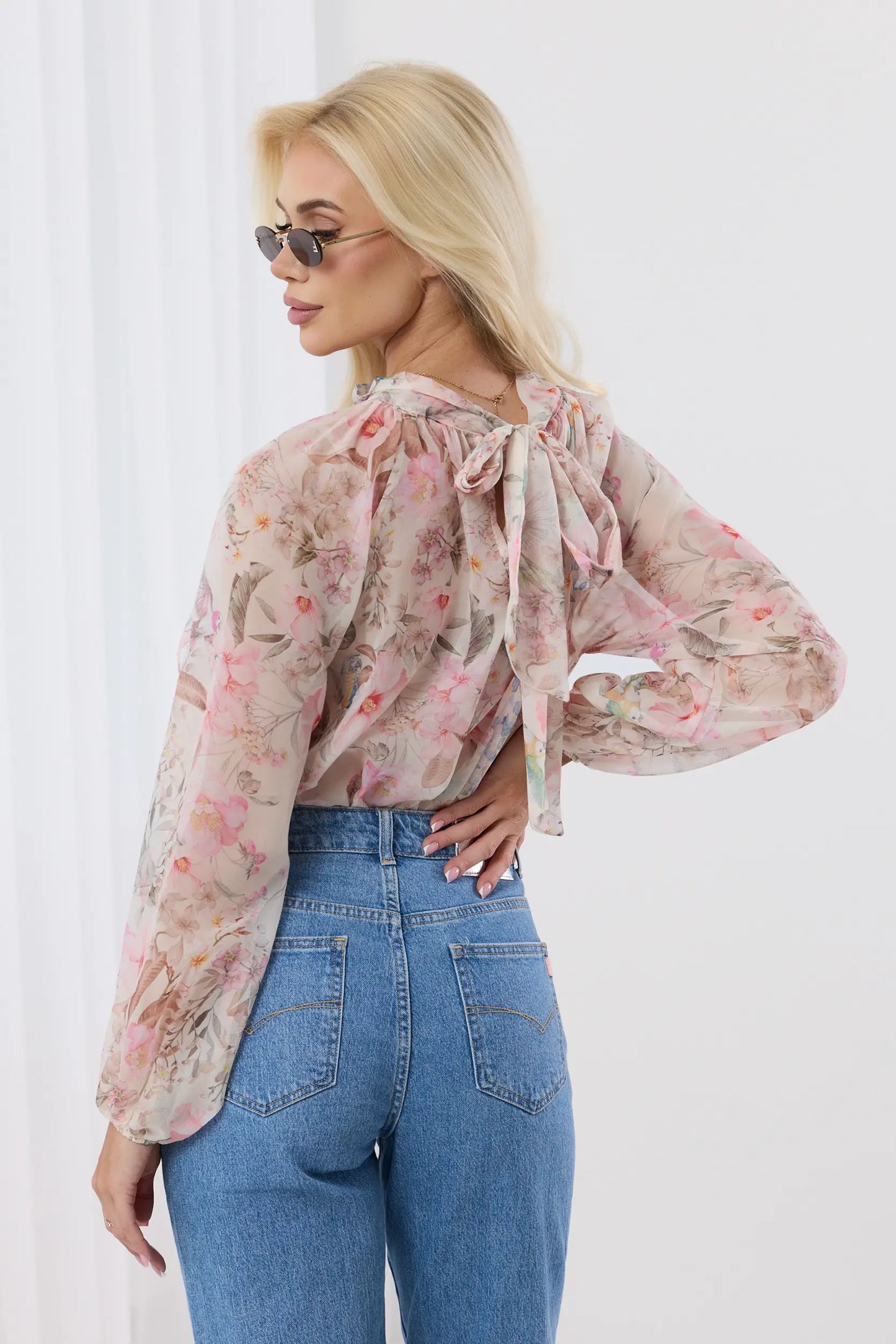 Magnolia – Elegancka bluzka z motywem kwiatowym i bufiastymi rękawami