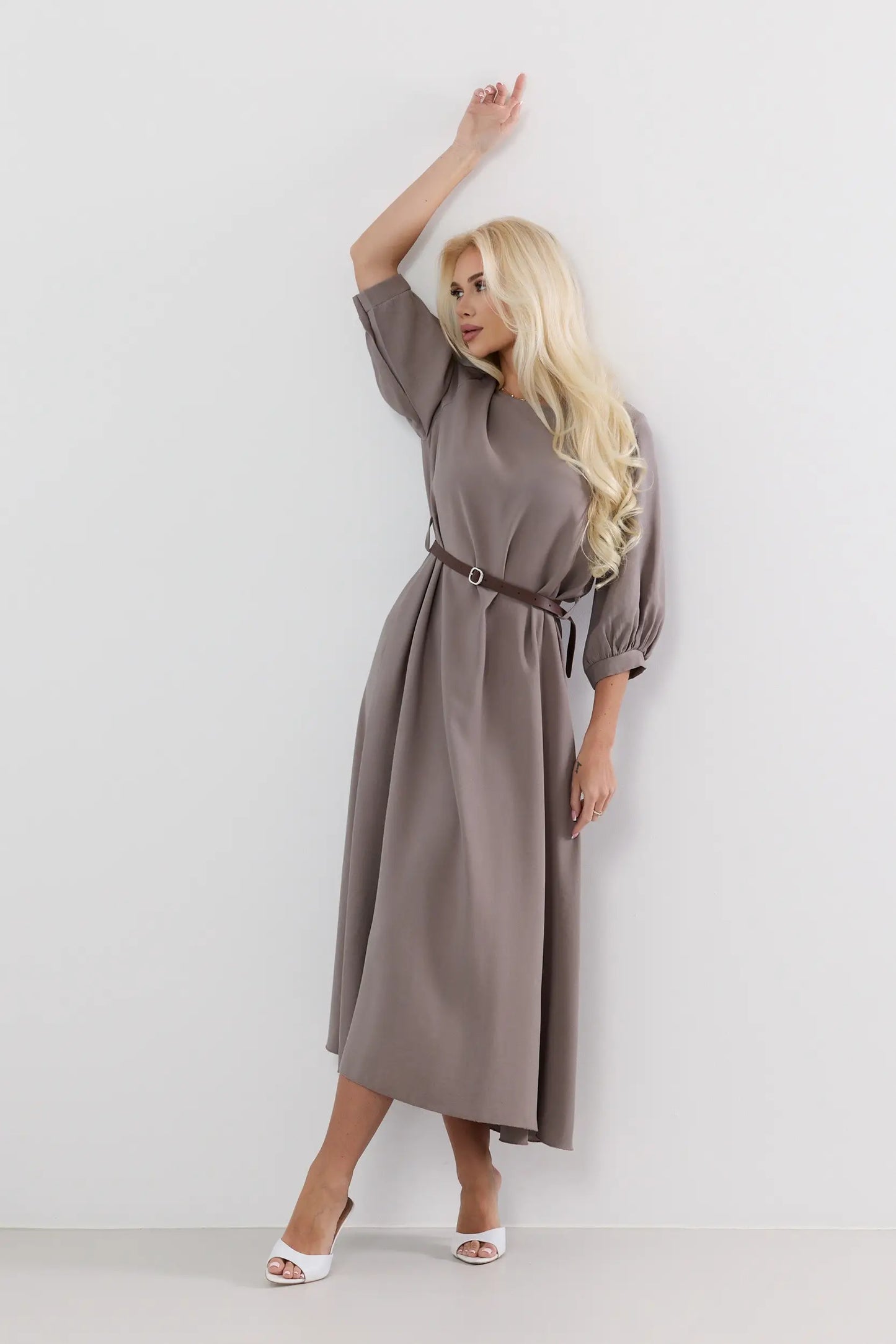 Dalia – Elegancka sukienka midi z bufiastymi rękawami i paskiem