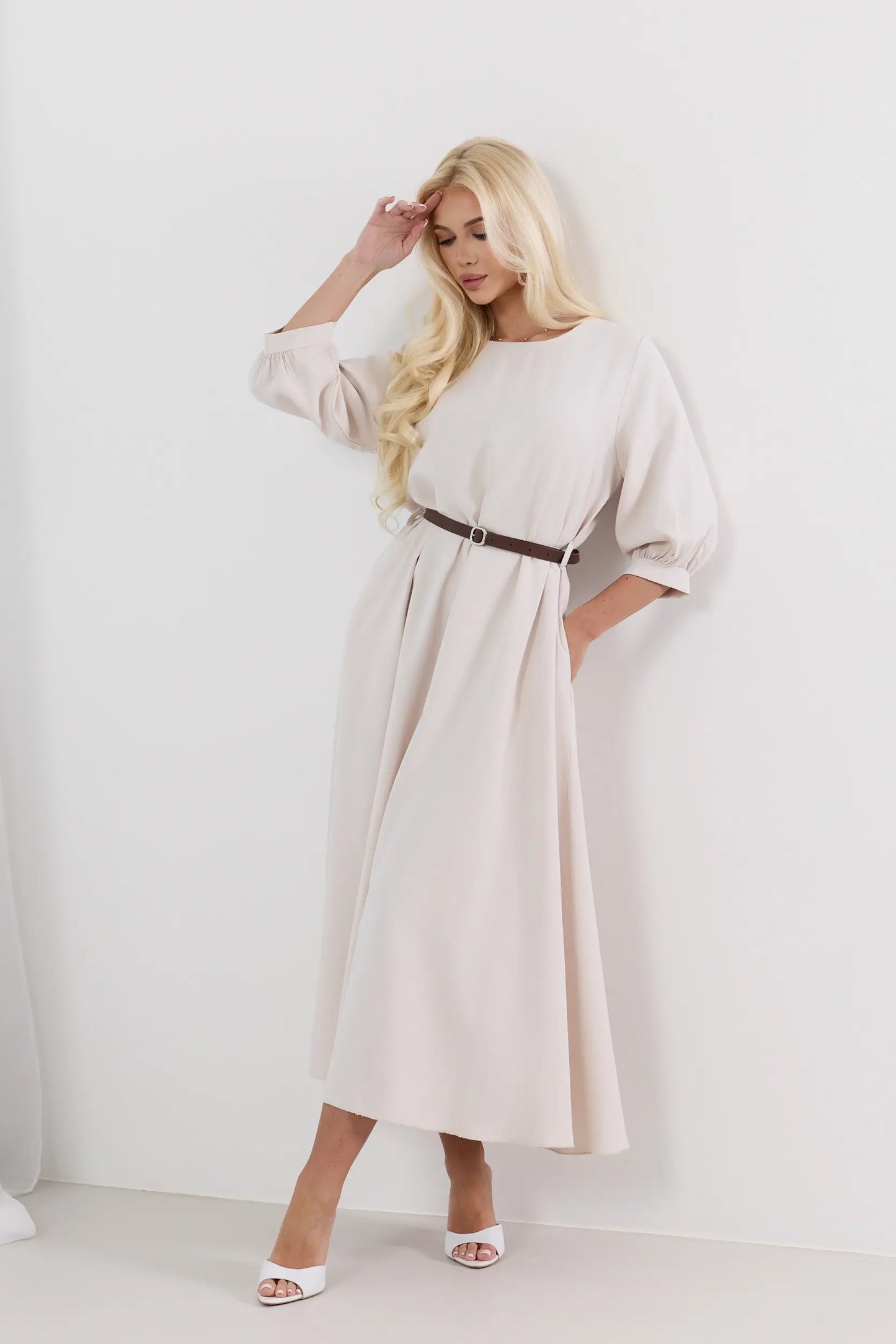 Dalia – Elegancka sukienka midi z bufiastymi rękawami i paskiem