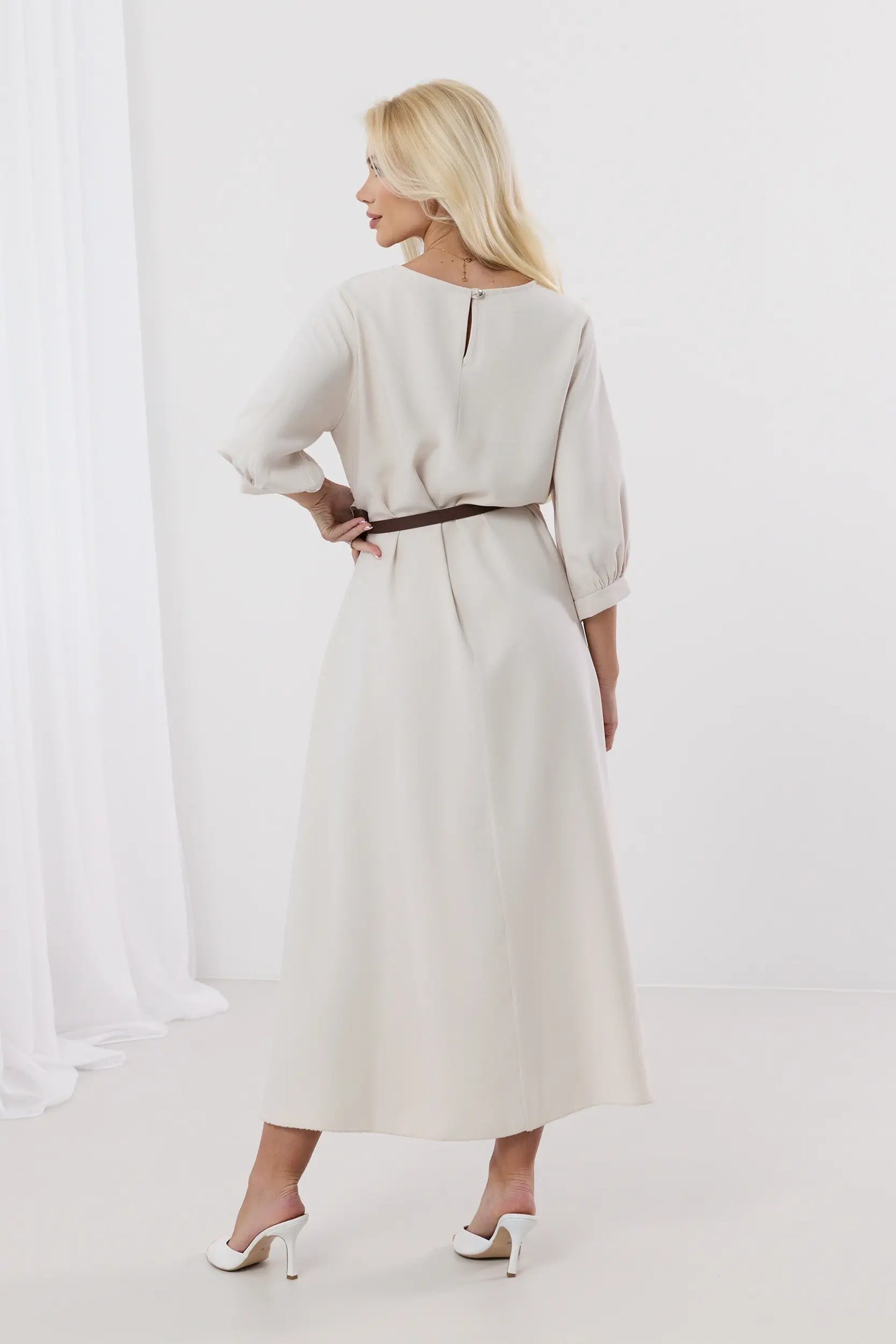 Dalia – Elegancka sukienka midi z bufiastymi rękawami i paskiem