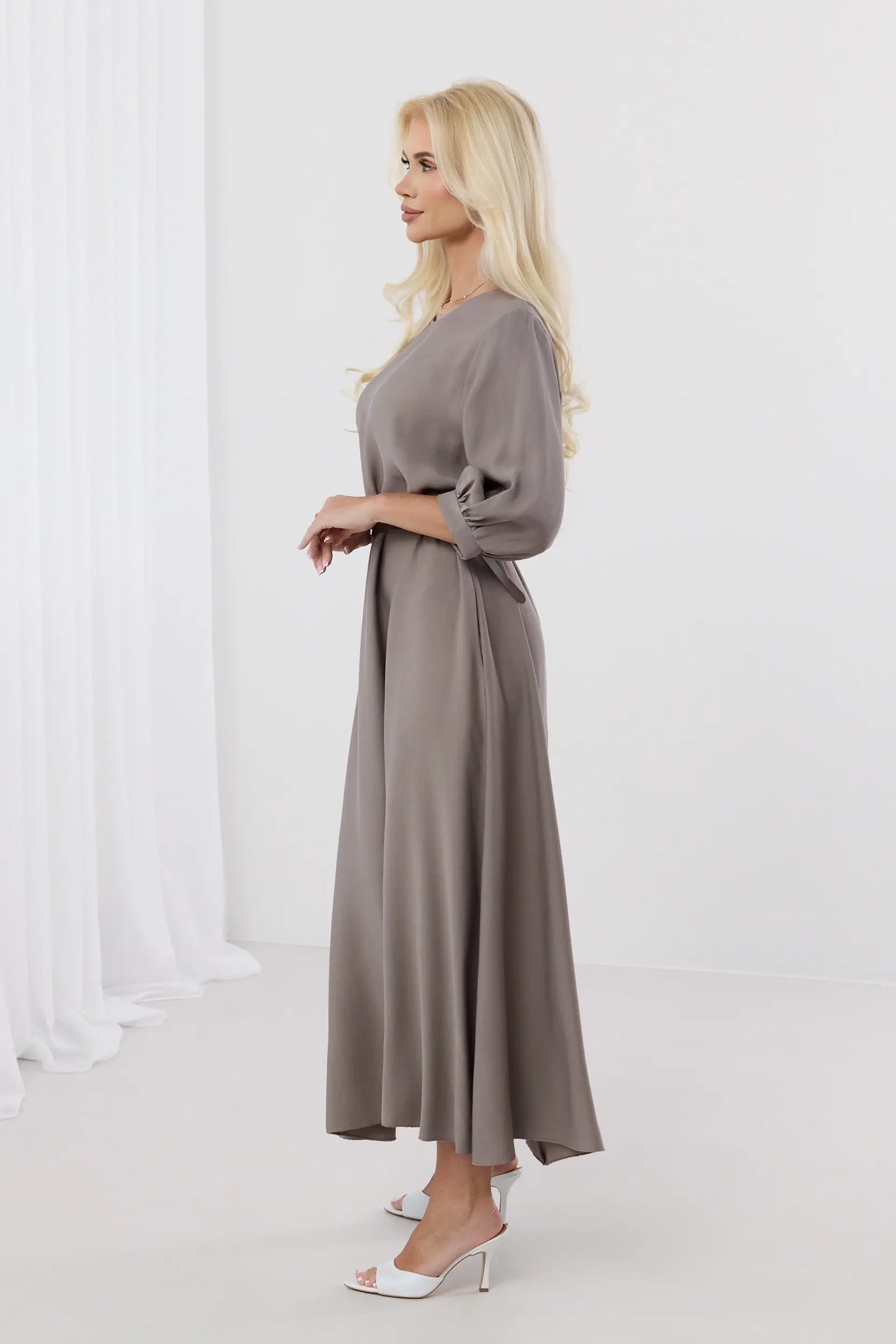 Dalia – Elegancka sukienka midi z bufiastymi rękawami i paskiem