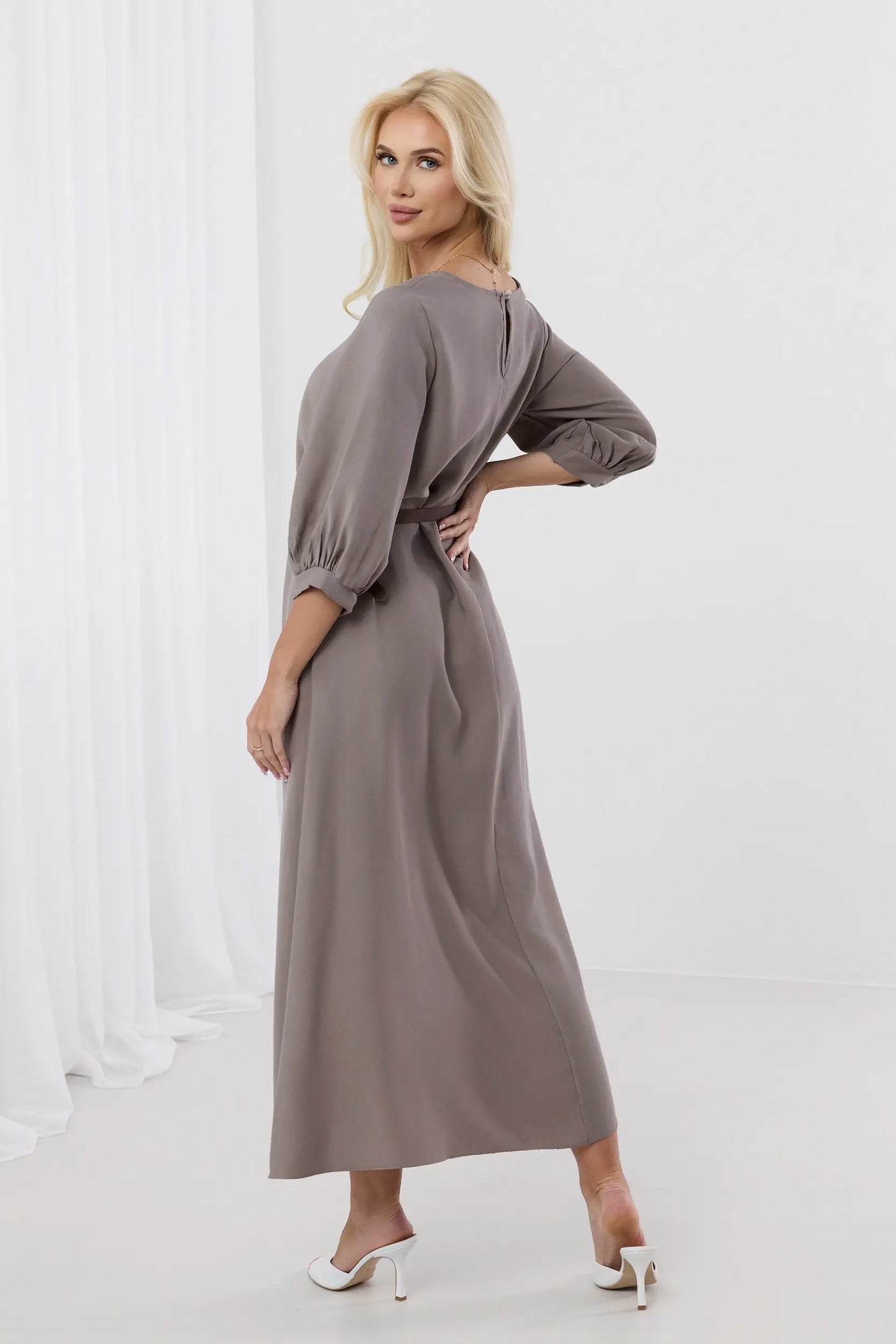 Dalia – Elegancka sukienka midi z bufiastymi rękawami i paskiem