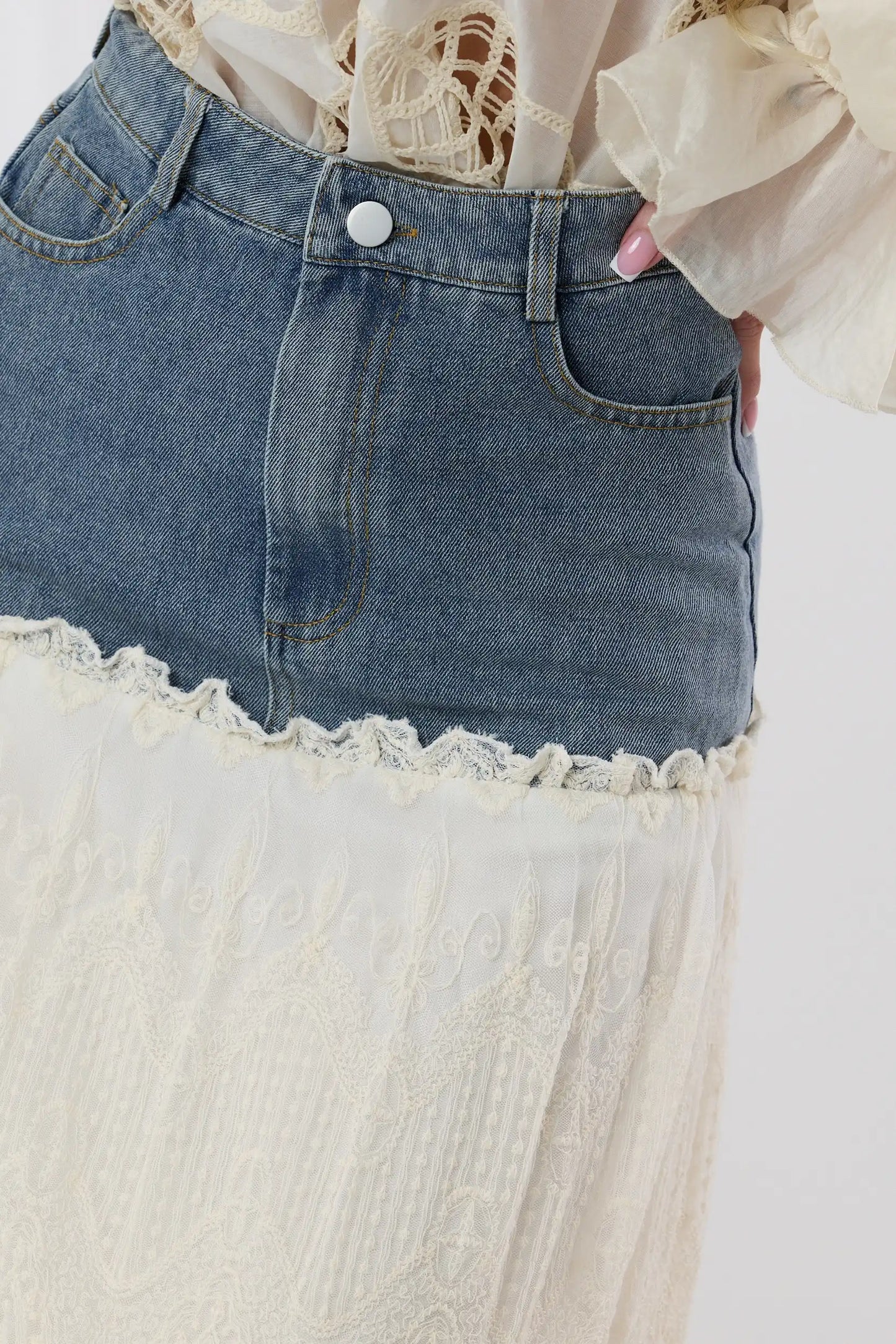 Aurelia – Zjawiskowa spódnica maxi z denimowym wykończeniem i koronką