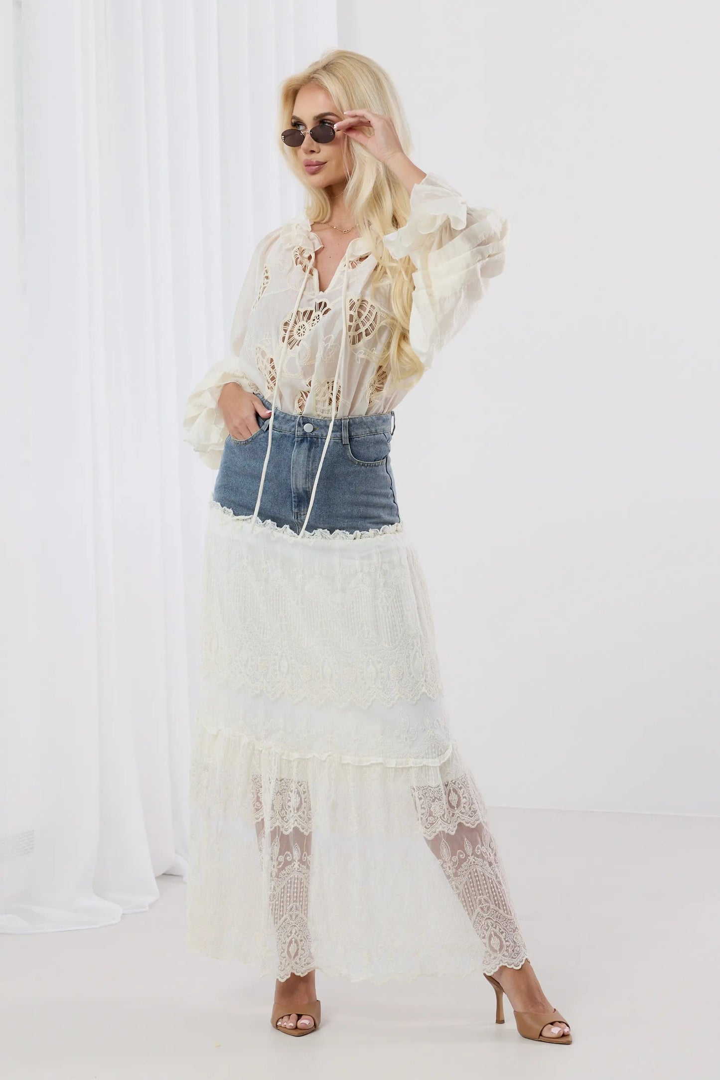 Aurelia – Zjawiskowa spódnica maxi z denimowym wykończeniem i koronką