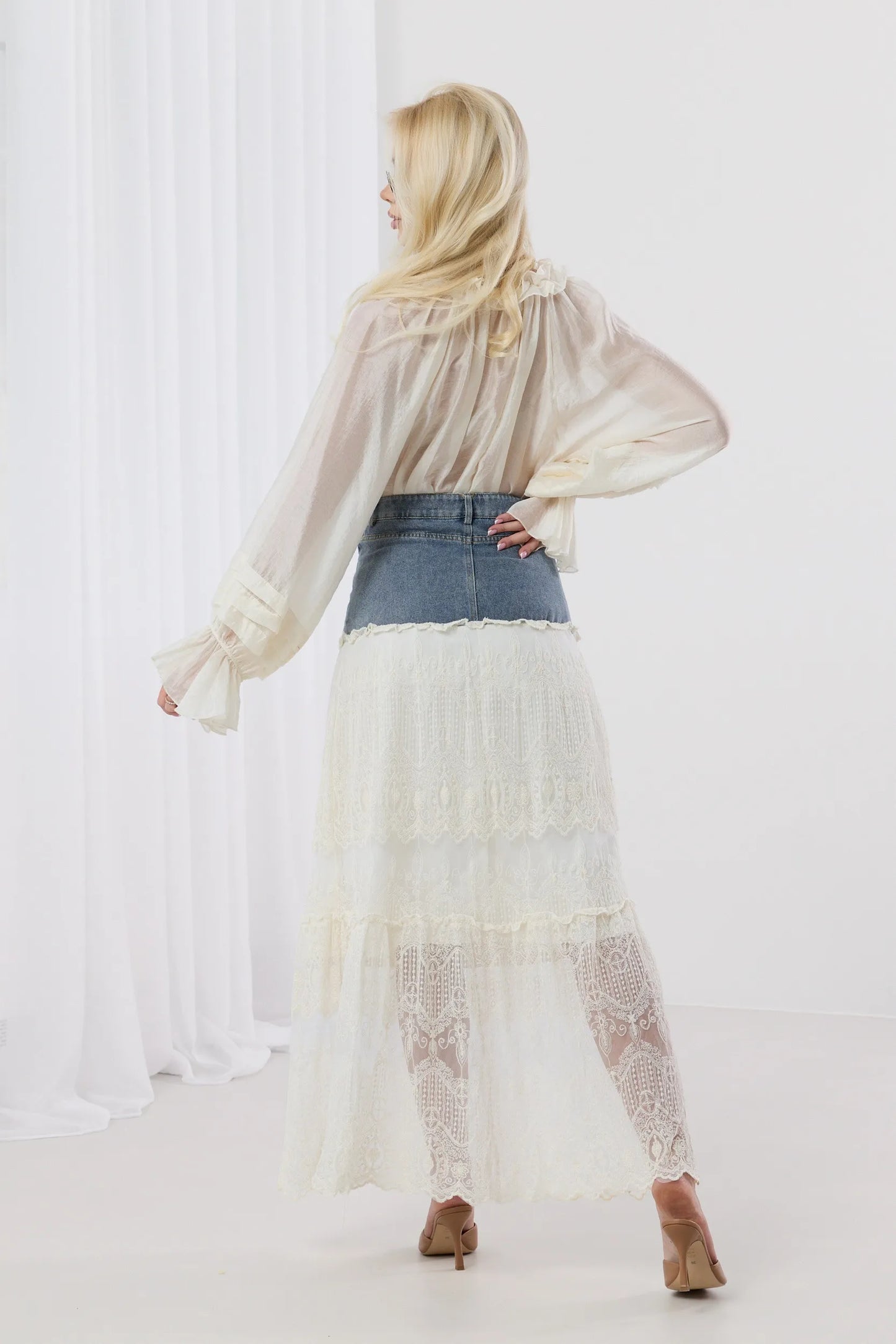 Aurelia – Zjawiskowa spódnica maxi z denimowym wykończeniem i koronką